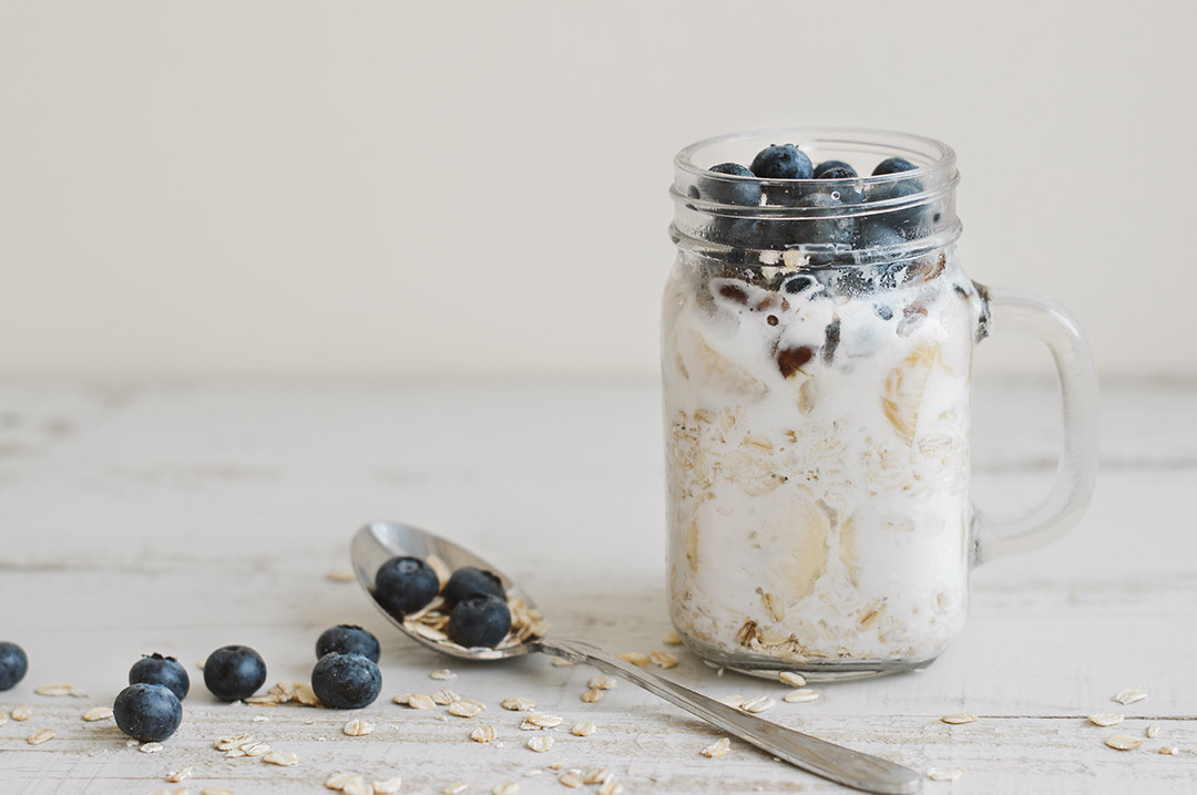 overnight-oats-with-protein-powder A jar of overnight oats with blueberries
